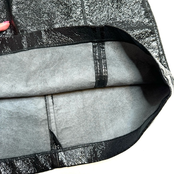 H&M Black Faux Patent Leather Textured Mini Skirt Zip Back NWT Women’s Size 8 - Picture 7 of 7